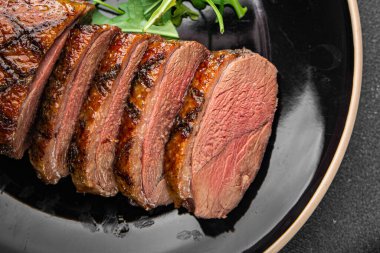 Ördek göğsü eti kızarmış kümes hayvanları lezzetli taze yemek aperatif yemek atıştırmalıkları fotokopi masasında uzay yemeği arka plan kırsal manzarası