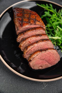 Ördek göğsü eti kızarmış kümes hayvanları lezzetli taze yemek aperatif yemek atıştırmalıkları fotokopi masasında uzay yemeği arka plan kırsal manzarası