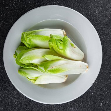 Hindiba yeşili taç yaprakları taze sağlıklı yemek aperatifler yemek atıştırmalıkları fotokopi masasında uzay yiyecekleri arka plan kırsal manzarası
