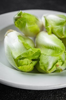 Hindiba yeşili taç yaprakları taze sağlıklı yemek aperatifler yemek atıştırmalıkları fotokopi masasında uzay yiyecekleri arka plan kırsal manzarası