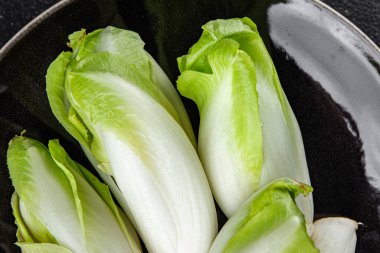 Hindiba yeşili taç yaprakları taze sağlıklı yemek aperatifler yemek atıştırmalıkları fotokopi masasında uzay yiyecekleri arka plan kırsal manzarası