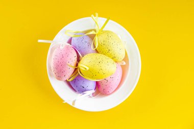 Paskalya yumurtası renkli tatil süsleri. Paskalya ortodoks bayramı yemeği dekorasyonu. Masadaki yiyeceklerin fotokopisi.