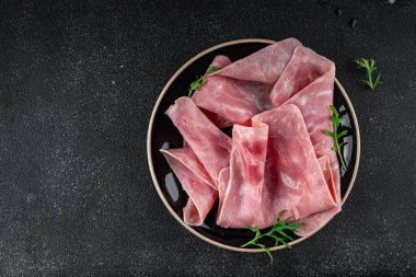 domuz eti dilimleri taze et yiyecekler iştah açıcı yemek aperatifler masa üzerinde fotokopi uzay yemeği arka plan kırsal üst görünüm