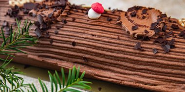 Noel kütüğü, çikolatalı bisküvi tatlı tatlı tatlı tatlı tatlı Noel tatili, yeni yılı ve Noel yemeğini kutlayın. Masada yemek atıştırmalıkları var.