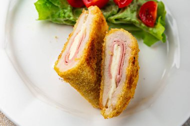 Pirzola cordon bleu tavuk eti, jambon dilimi, peynir taze yemek aperatif yemek aperatifler masada fotokopi uzayı arka plan kırsal manzarası