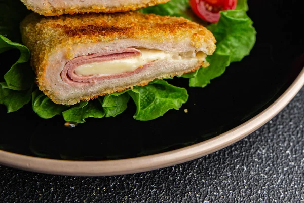 Pirzola cordon bleu tavuk eti, jambon dilimi, peynir taze yemek aperatif yemek aperatifler masada fotokopi uzayı arka plan kırsal manzarası