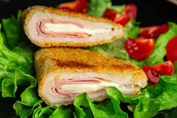 Pirzola cordon bleu tavuk eti, jambon dilimi, peynir taze yemek aperatif yemek aperatifler masada fotokopi uzayı arka plan kırsal manzarası