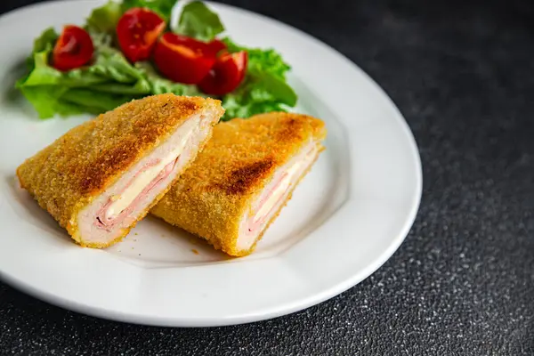 Pirzola cordon bleu tavuk eti, jambon dilimi, peynir taze yemek aperatif yemek aperatifler masada fotokopi uzayı arka plan kırsal manzarası