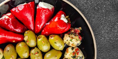 Antipasti, zeytin, mozzarella, doldurulmuş biber, mantar, antipasto taze yemek iştah açıcı yemek atıştırmalıkları masa üzerinde fotokopi uzay yemeği arka plan kırsal üst görünüm vejetaryen yemekleri