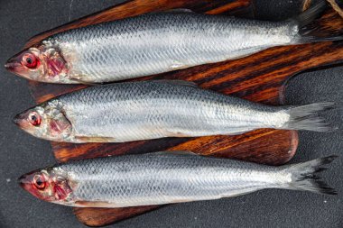 Ringa balığı taze deniz ürünleri lezzetli yemek aperatifleri masada fotokopi uzayı arka plan kırsal manzarası 