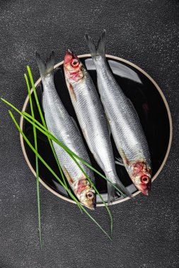 Ringa balığı taze deniz ürünleri lezzetli yemek aperatifleri masada fotokopi uzayı arka plan kırsal manzarası 