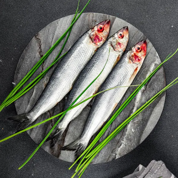 Ringa balığı taze deniz ürünleri lezzetli yemek aperatifleri masada fotokopi uzayı arka plan kırsal manzarası 