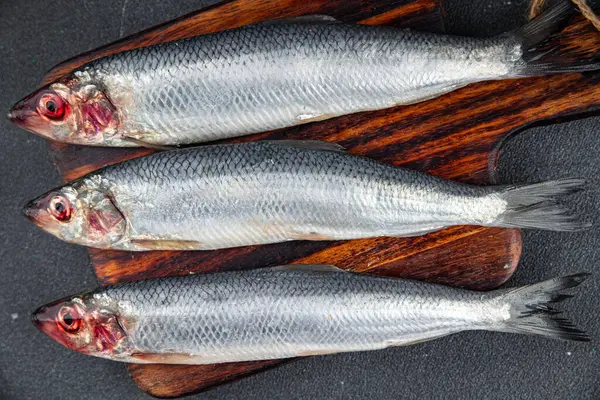 Ringa balığı taze deniz ürünleri lezzetli yemek aperatifleri masada fotokopi uzayı arka plan kırsal manzarası 