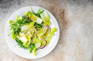Hindiba salatası meyvesi hindiba vitamini yeşil lezzetli sağlıklı iştah açıcı yemek aperatifleri fotokopi uzayı arka plan kırsal üst görünümü üzerinde