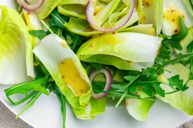 Hindiba salatası meyvesi hindiba vitamini yeşil lezzetli sağlıklı iştah açıcı yemek aperatifleri fotokopi uzayı arka plan kırsal üst görünümü üzerinde