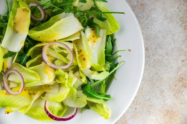 Hindiba salatası meyvesi hindiba vitamini yeşil lezzetli sağlıklı iştah açıcı yemek aperatifleri fotokopi uzayı arka plan kırsal üst görünümü üzerinde