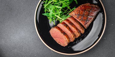 Ördek göğsü eti, kızarmış et, kümes hayvanları, taze yemek, sofrada atıştırmalıklar, fotokopi, arka plan, kırsal alan manzarası.