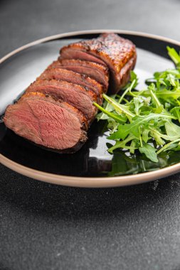 Ördek göğsü eti, kızarmış et, kümes hayvanları, taze yemek, sofrada atıştırmalıklar, fotokopi, arka plan, kırsal alan manzarası.