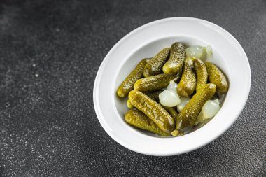 Salatalık turşusu taze salatalık. Lezzetli, sağlıklı. Aperatif yemek.