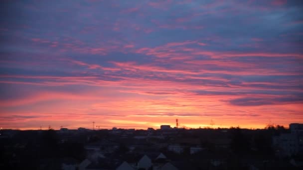 粉红色的夕阳或日出香草色的天空阳光照射在地平线上 — 图库视频影像