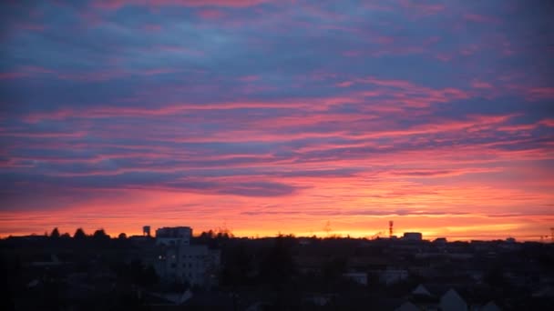 粉红色的夕阳或日出香草色的天空阳光照射在地平线上 — 图库视频影像