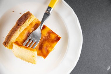 Meyveli pasta tatlı yumurta, krema, hamur tatlısı leziz yemek aperatifler masada yemek atıştırmalığı fotokopi uzayı yemek arka plan kırsal manzarası