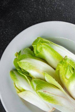 Hindiba yeşili taç yaprakları lezzetli taze sağlıklı yemek aperatifleri masada fotokopi uzayı arka plan kırsal manzarası