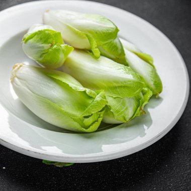Hindiba yeşili taç yaprakları lezzetli taze sağlıklı yemek aperatifleri masada fotokopi uzayı arka plan kırsal manzarası