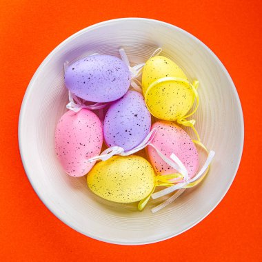 Paskalya yumurtaları bayram dekoru. Masadaki paskalya ortodoks yemeği. Arka plandaki yiyeceklerin fotokopisi. 