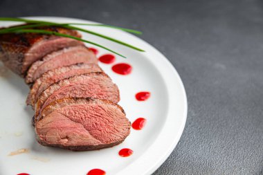 Ördek göğsü kızartılmış et ikinci tabak et tavuk taze sağlıklı yemek aperatifler masa üzerinde yemek fotokopisi arka plan kırsal manzarası