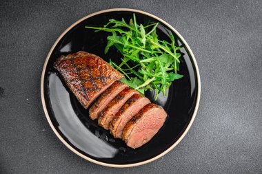 Ördek göğsü kızartılmış et ikinci tabak et tavuk taze sağlıklı yemek aperatifler masa üzerinde yemek fotokopisi arka plan kırsal manzarası