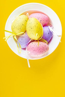 Paskalya yumurtaları bayram malları. Paskalya ortodoks bayramı yemeği. Masanın üzerinde.