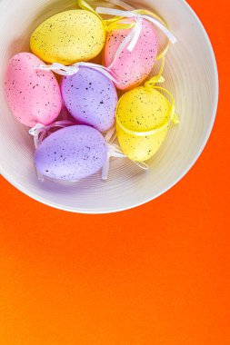 Paskalya yumurtaları bayram malları. Paskalya ortodoks bayramı yemeği. Masanın üzerinde.