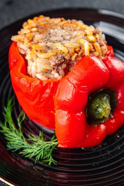 Doldurulmuş biber ve pilav taze yiyecek lezzetli sağlıklı yemek aperatifler yemek aperatifler fotokopi masasında uzay yemeği arka plan kırsal manzarası