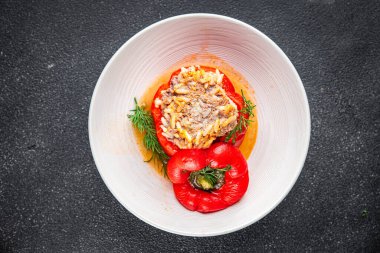 Doldurulmuş biber ve pilav taze yiyecek lezzetli sağlıklı yemek aperatifler yemek aperatifler fotokopi masasında uzay yemeği arka plan kırsal manzarası