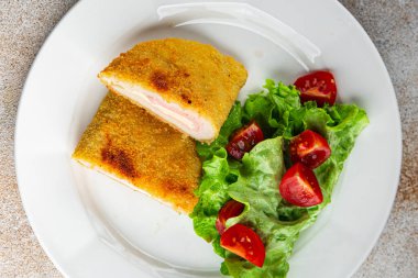 Pirzola cordon bleu tavuk eti. Lezzetli yemek. Masada atıştırmalık yemek.