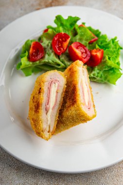 Pirzola cordon bleu tavuk eti. Lezzetli yemek. Masada atıştırmalık yemek.