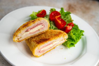 Pirzola cordon bleu tavuk eti. Lezzetli yemek. Masada atıştırmalık yemek.