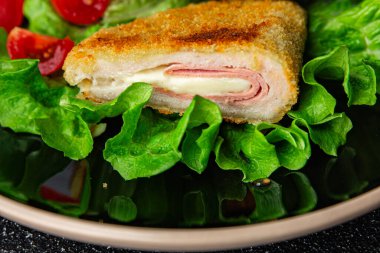 Pirzola cordon bleu tavuk eti. Lezzetli yemek. Masada atıştırmalık yemek.