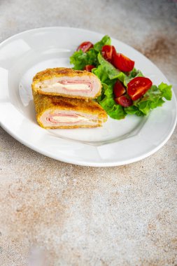 Pirzola cordon bleu tavuk eti. Lezzetli yemek. Masada atıştırmalık yemek.