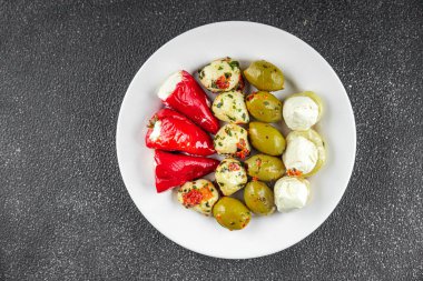 Antipasti yemeği, zeytin, mozzarella, doldurulmuş biber, mantarlı antipasto taze lezzetli iştah açıcı yemek aperatifleri masa arkasındakinin fotokopisi.