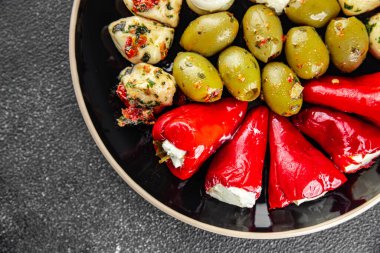 Antipasti yemeği, zeytin, mozzarella, doldurulmuş biber, mantarlı antipasto taze lezzetli iştah açıcı yemek aperatifleri masa arkasındakinin fotokopisi.