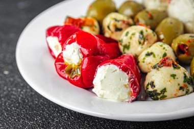 Antipasti yemeği, zeytin, mozzarella, doldurulmuş biber, mantarlı antipasto taze lezzetli iştah açıcı yemek aperatifleri masa arkasındakinin fotokopisi.