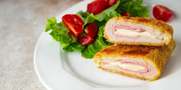 Pirzola cordon bleu tavuk eti. Lezzetli yemek. Masada atıştırmalık yemek.