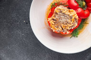 Biber dolgulu et pilavı taze yemek lezzetli yemek atıştırmalığı yemek masada fotokopi yemek arka planında