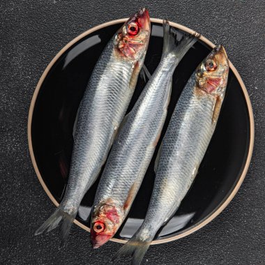 Ringa balığı taze çiğ deniz ürünleri yemek atıştırmalıkları fotokopi masasında uzay yiyecekleri arka plan kırsal manzarası 