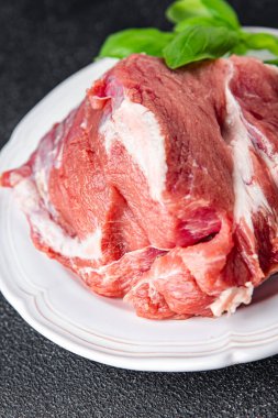 Domuz eti taze et hamuru taze yemek lezzetli yemek iştah açıcı yemek aperatifi masada fotokopi uzayı arka plan kırsal manzarası