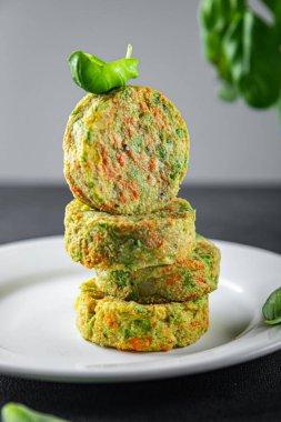 Sebzeli havuç, brokoli, patates, soğanlı vejetaryen vejetaryen yemeği. Lezzetli. Masada sağlıklı yemek atıştırmalıkları.