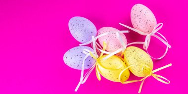 Paskalya yumurtaları tatil eşyaları paskalya ortodoks bayramı yemekleri masanın üzerinde fotokopi uzayı arka plan kırsal manzarası