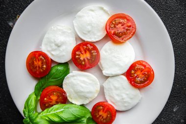 Caprese salatası mozzarella, domates, fesleğen taze yemek lezzetli iştah açıcı yemek aperatifleri fotokopi masasında uzay yemeği arka plan kırsal üst görüş keto veya paleo diyet vejetaryen gıda
